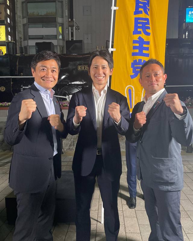 国民民主党代表・衆議院議員玉木雄一郎、国民民主党東京都連幹事長・練馬区議会議員石黒たつおとガッツポーズ