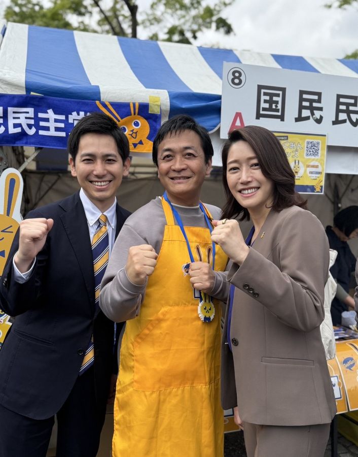 国民民主党代表・衆議院議員玉木雄一郎、国民民主党東京都参議院選挙区第一総支部長牛田まゆとガッツポーズ