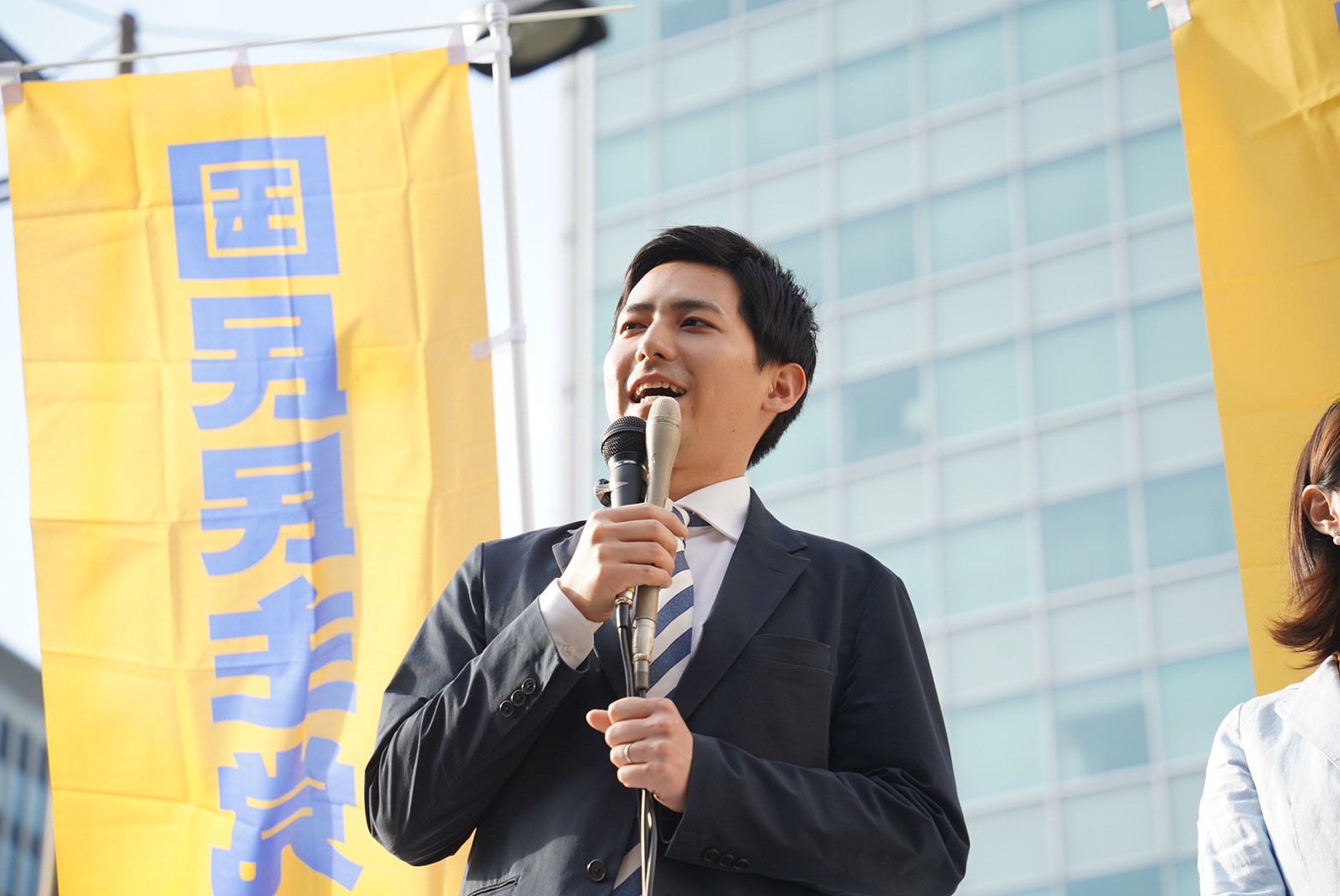 演説中の奥村よしひろ